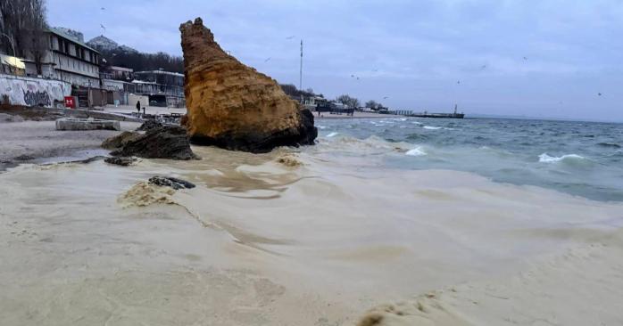 Потенційно нафтові плями виявили на пляжах Одеси. Фото: МВА