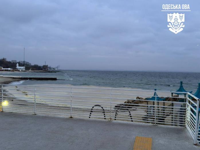 Причину &laquo;грязных&raquo; пятен на пляжах Одессы назвали в ОВА. Фото: 