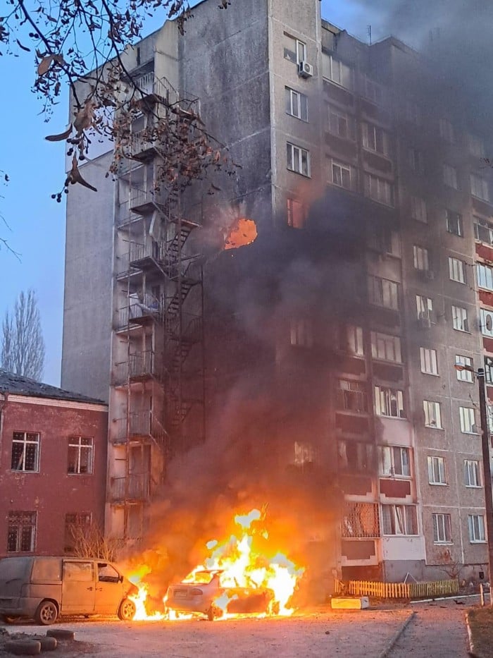 Наслідки російського авіаудару по Чернігову, фото: Дмитро Брижинський