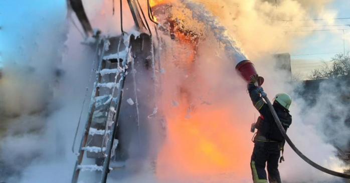 Росіяни атакували об'єкт критичної інфраструктури. Фото: ДСНС