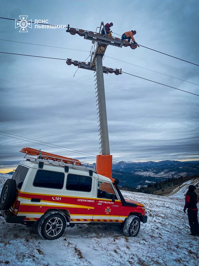 Крісельний підйомник зупинився на горі Захар Беркут 26 грудня, фото: ДСНС