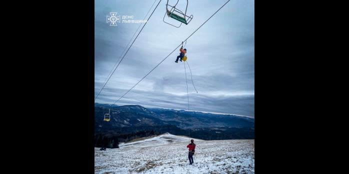 Крісельний підйомник зупинився на горі Захар Беркут 26 грудня, фото: ДСНС