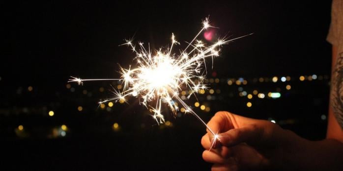 Применение бенгальских огней или хлопушек в Новогоднюю ночь разрешено