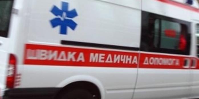 Рашисти вдарили по автомобілю «швидкої» у Херсоні, фото: «Українське радіо»