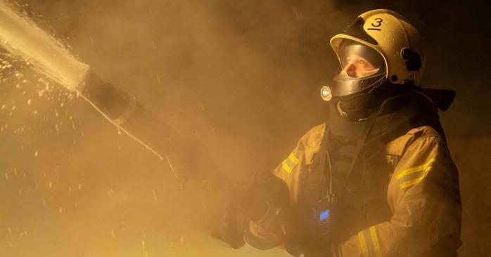 Масштабна пожежа виникла на одному зі складів у Києві. Фото: