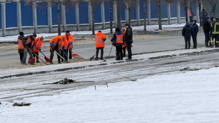 Комунальники прибирають з доріг олію у Дніпрі, фото: «Суспільне»