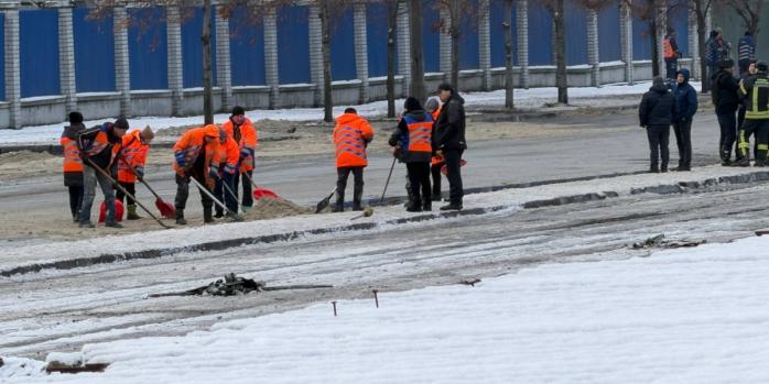 Комунальники прибирають з доріг олію у Дніпрі, фото: &laquo;Суспільне&raquo;