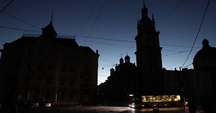 Графіки вимкнень світла у Львові поширили на частину лікарень та весь комунальний електротранспорт. Фото: