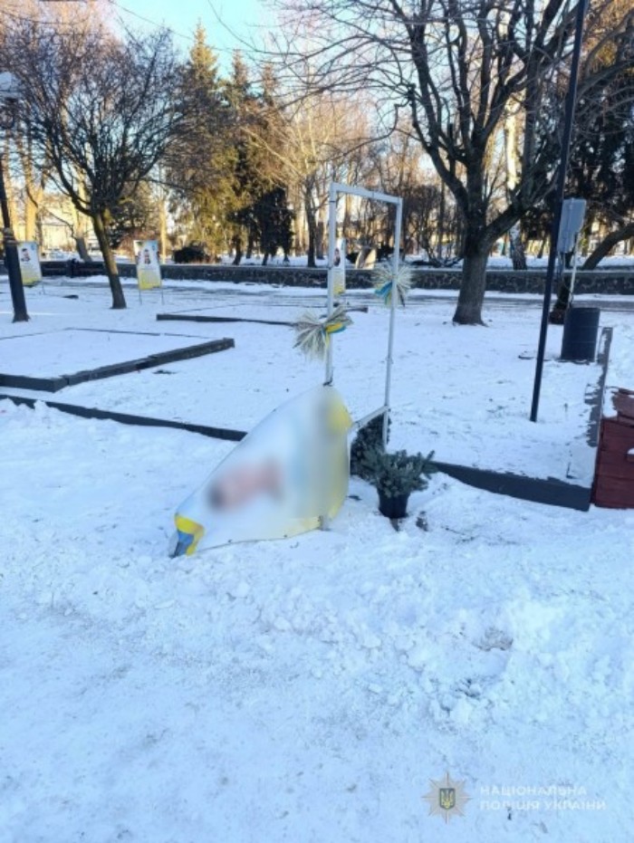 Житель Волині пошкодив банери, встановлені на честь загиблих військових, фото: Нацполіція