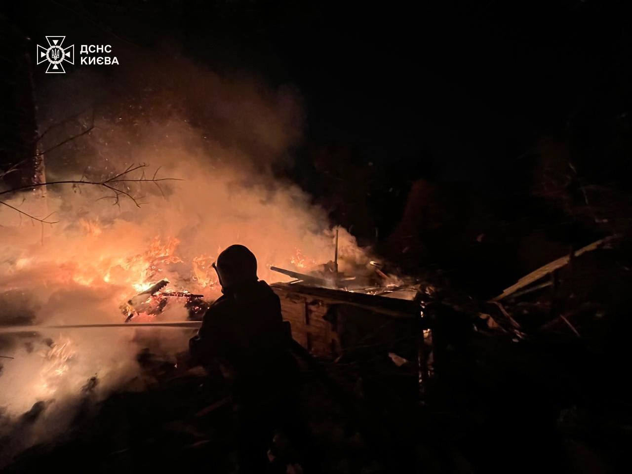 Наслідки обстрілів. Фото: ДСНС