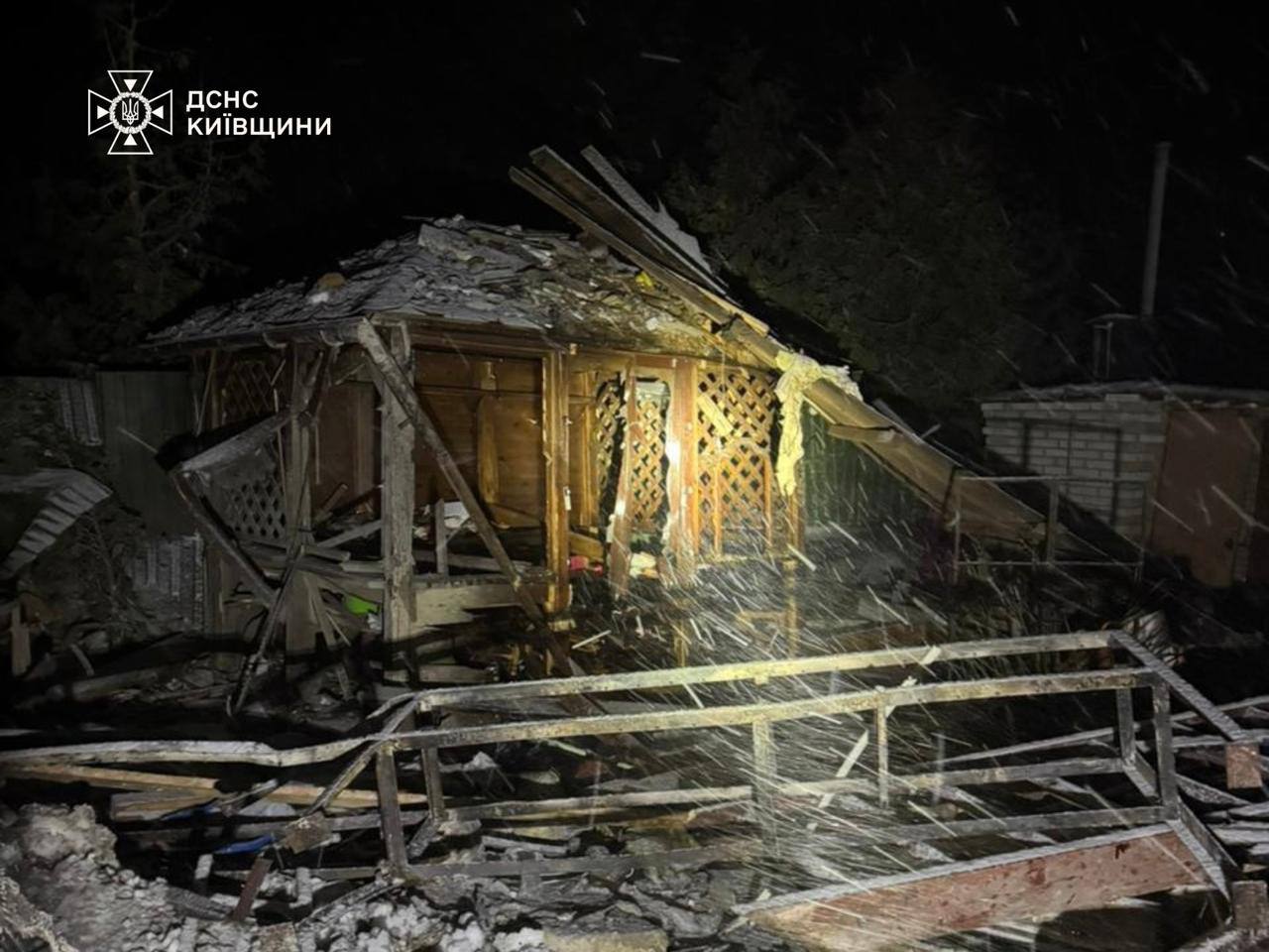 Наслідки обстрілів. Фото: ДСНС