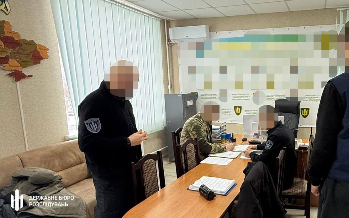 Посадовець Рівненського ТЦК брав хабарі. Фото: ДБР