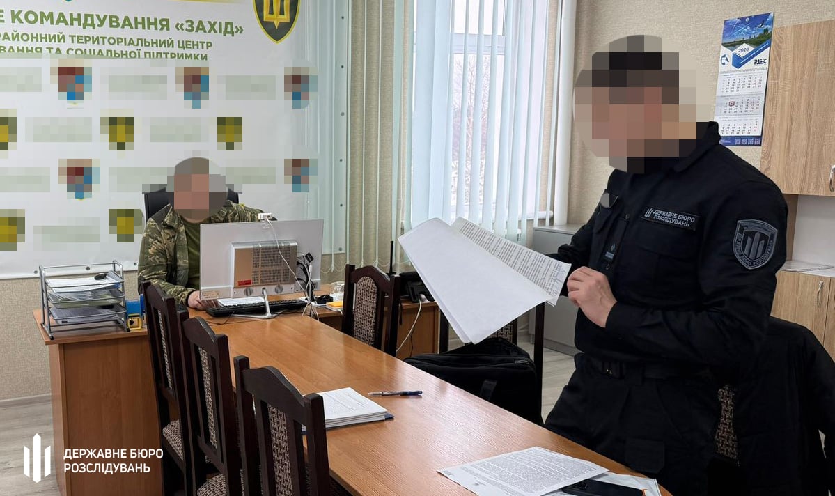 Посадовець Рівненського ТЦК брав хабарі. Фото: ДБР