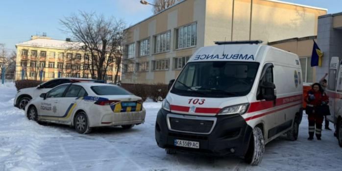 Напад з ножем стався в одній зі шкіл Києва, фото: Національна поліція