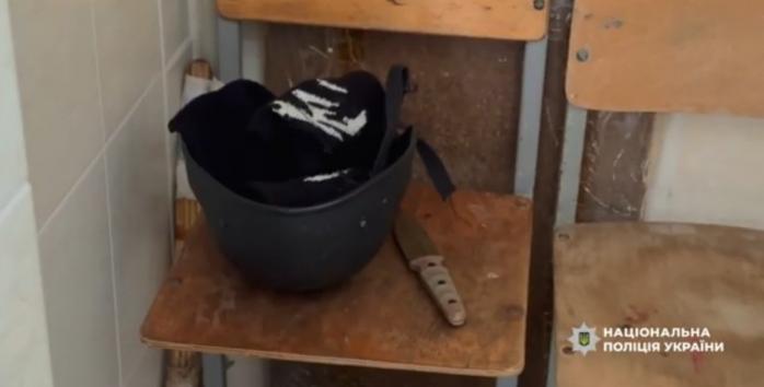 Школяр з ножем вчинив напад в одному з навчальних закладів Києва, фото: Нацполіція