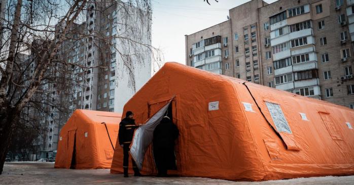 Без тепла в Києві залишаються ще майже 800 будинків. Фото: ДСНС