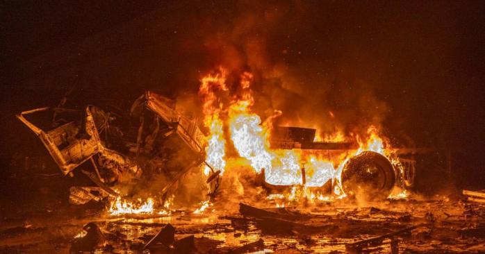 Наслідки обстрілу терміналу &laquo;Нової пошти&raquo;. Фото: ДСНС