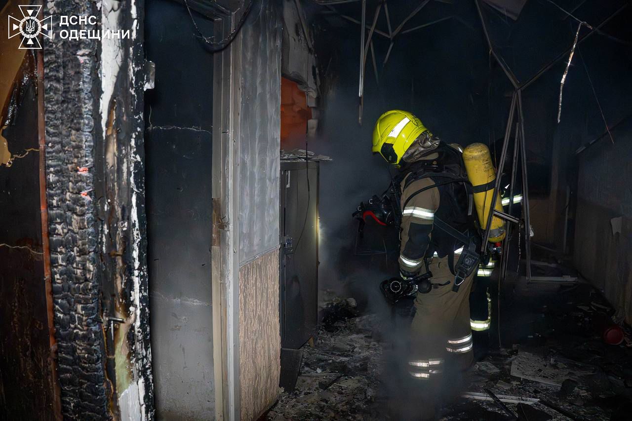 Окупанти двічі атакували центр Одеси. Фото: ДСНС