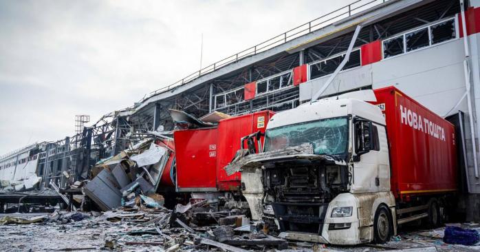 Терминал &laquo;Новой почты&raquo; под Харьковом РФ атаковала двумя ракетами и четырьмя дронами. Фото: 
