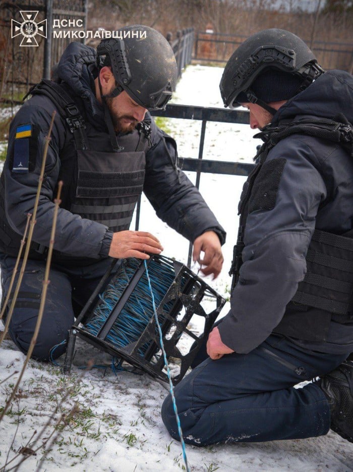 Небезпечну знахідку виявили на кладовищі у Миколаєві, фото: ДСНС