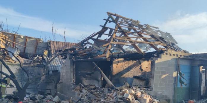 Наслідки російських ударів по Староварварівці, фото: ДСНС