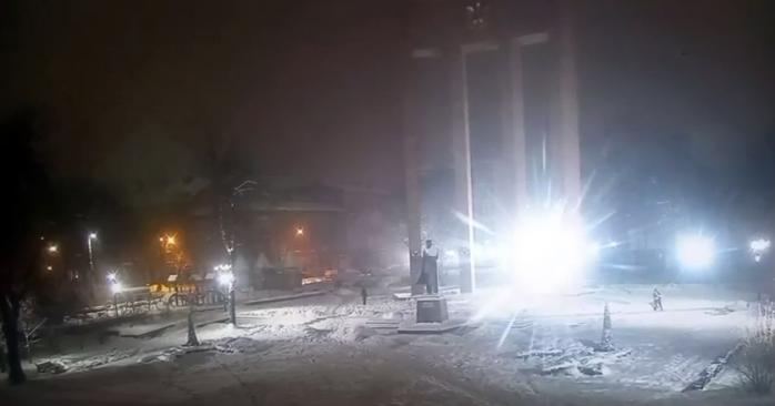 Российский дрон во Львове упал возле памятника Бандере. Фото: 