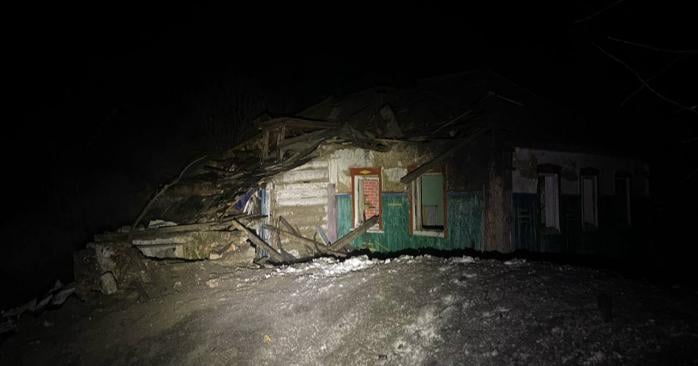 Оккупанты обстреляли жилой дом в Сумской области. Фото: ОВА