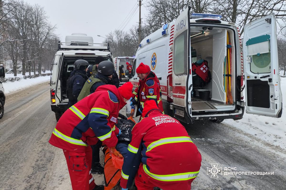 Окупанти обстріляли Нікополь. Фото: ОВА, ДСНС