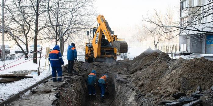 У Києві тривають ремонтні роботи після російського обстрілу, фото: Олексій Кулеба