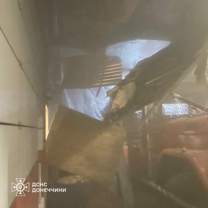 Наслідки російського обстрілу, фото: ДСНС