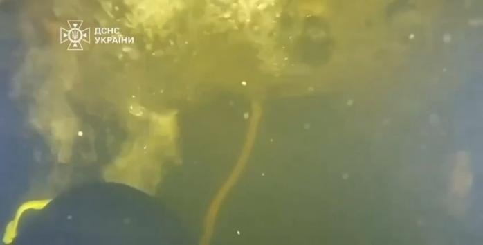 Во время уникальной операции водолазов ГСЧС, скриншот видео