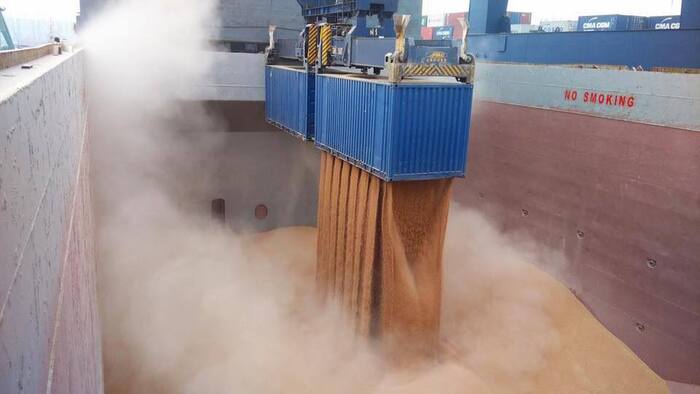 Мільйони тонн зерна перевезено зерновим коридором, фото: Олексій Кулеба