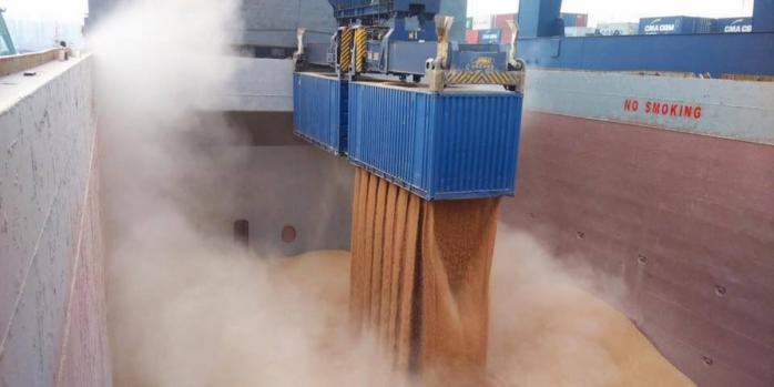 Мільйони тонн зерна перевезено зерновим коридором, фото: Олексій Кулеба