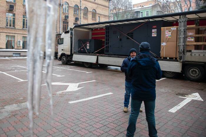 Польща надіслала Києву генератори різної потужності, фото: Віталій Кличко