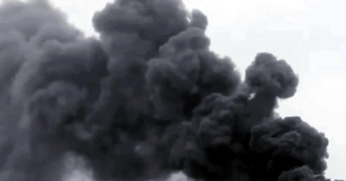 У Бродах на Львівщині після російської атаки з&rsquo;явився дим і різкий запах. Фото: 