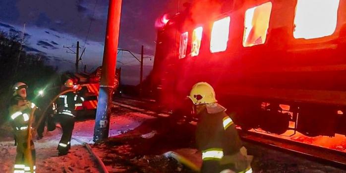 Наслідки атаки російських дронів на пасажирський потяг, фото: ДСНС