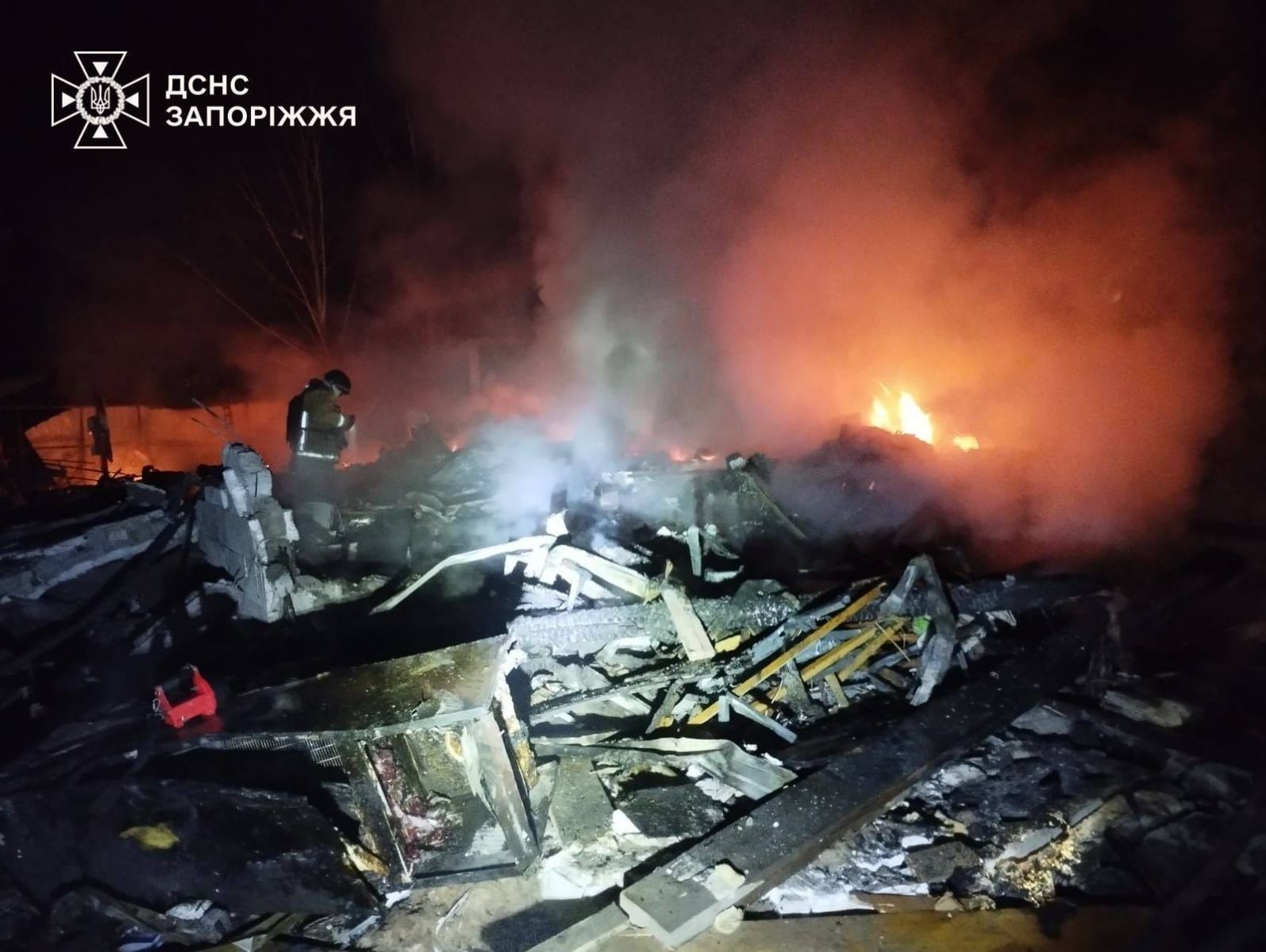 Наслідки обстрілу. Фото: ДСНС