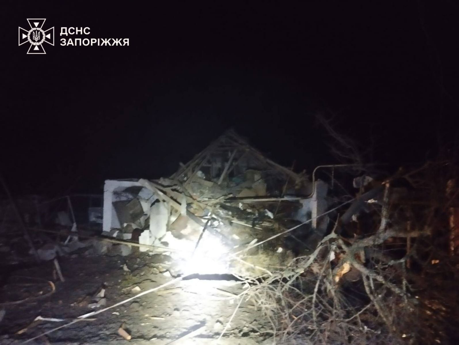 Наслідки обстрілу. Фото: ДСНС