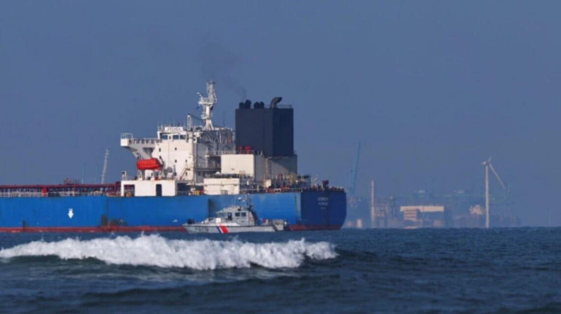 Танкер тіньового флоту РФ посадили на мілину у Франції. Фото: Reuters