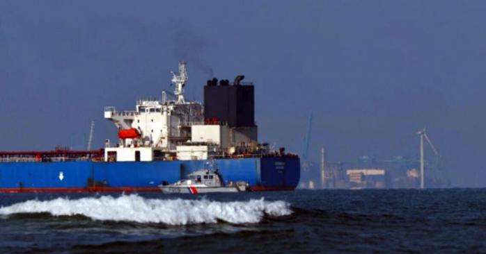 Танкер теневого флота РФ посадили на мель во Франции. Фото: 