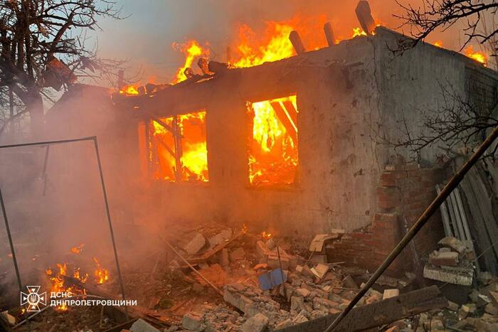 Наслідки російських ударів по Дніпропетровщині, фото: ДСНС