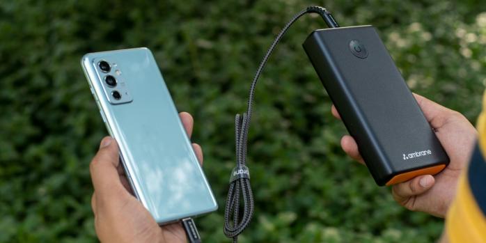 Зарядка смартфона повербанком, фото: Pexels