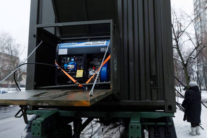 Мобільні прально-душові комплекси тепер працюють і в Києві, фото: Петро Порошенко