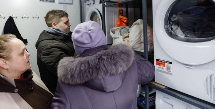 Мобильные стирально-душевые комплексы теперь работают и в Киеве, фото: Петр Порошенко