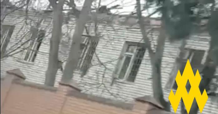 Партизани зафіксували наслідки удару по будівлі російських силовиків у Чечні. Фото: