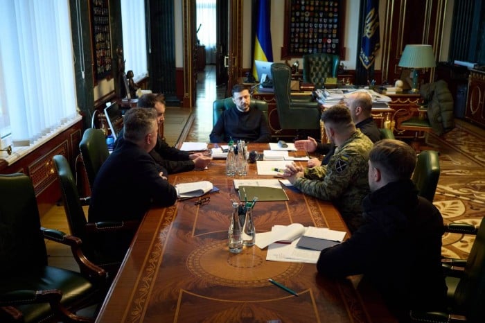 Володимир Зеленський провів нараду з українською переговорною командою, фото: Офіційний канал Президента України - Володимира Зеленського 