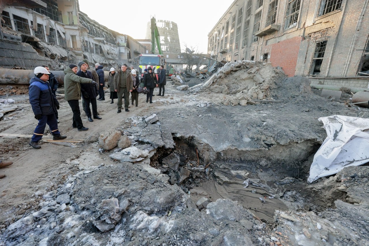 Зруйнована нічними ударами ТЕЦ у Києві. Фото: Денис Шмигаль