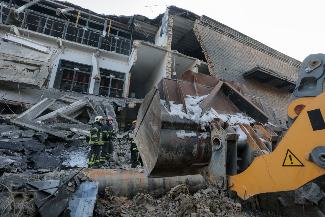 Зруйнована нічними ударами ТЕЦ у Києві. Фото: Денис Шмигаль