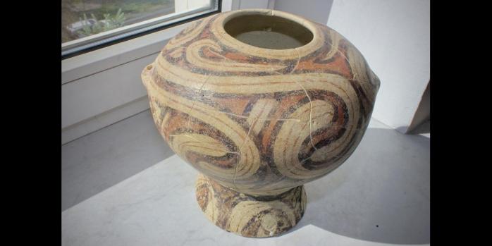 Національному музею історії України трипільську вазу V тисячоліття до н. е., фото: Київська митниця