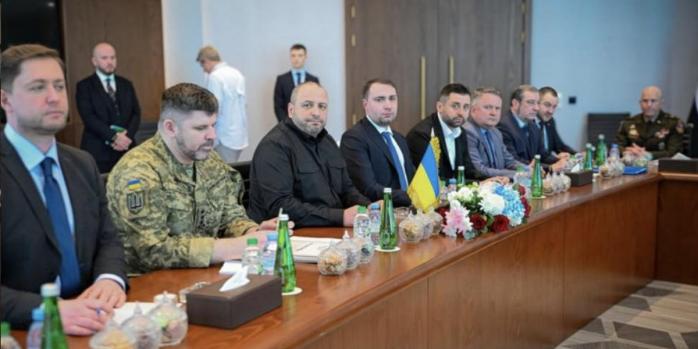 В Абу-Дабі тривають переговори між делегаціями України, РФ та США, фото: Рустем Умєров